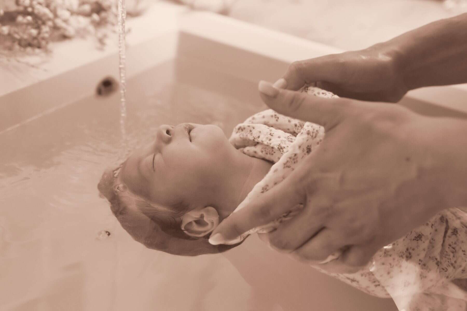 Bébé dans un bain thérapeutique