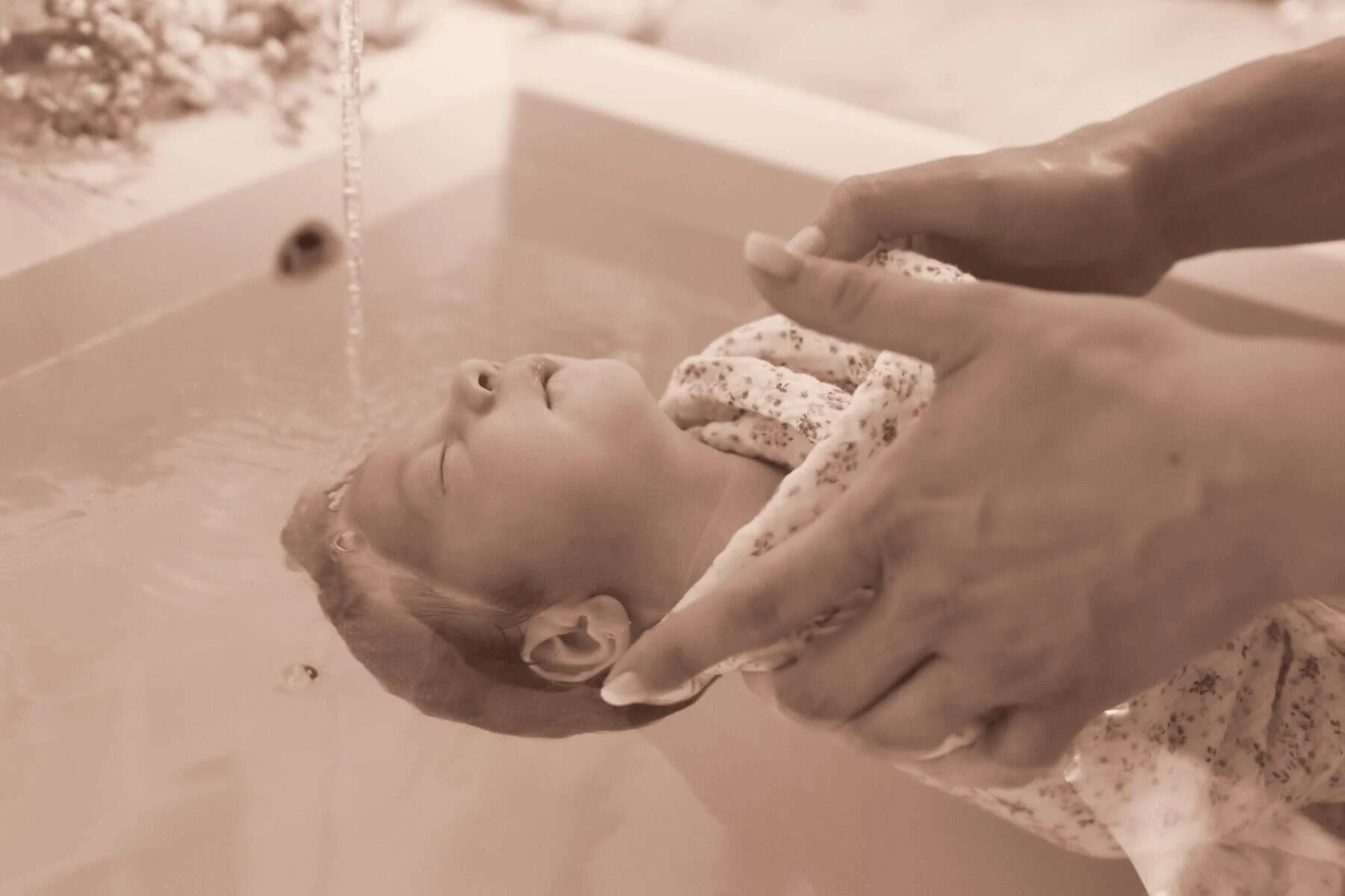 Bébé dans un bain thérapeutique